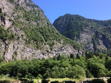 Dağ sırası arasındaki manzara