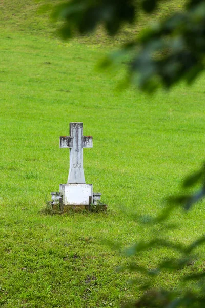 Orthodoxes Marmorkreuz Einem Garten Aus Dem Rumänischen Gebirge — Stockfoto