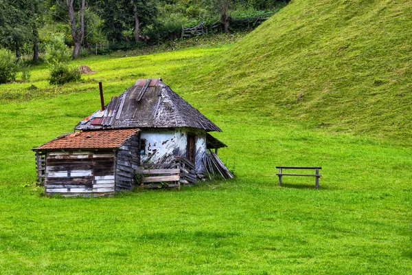 เขาท สวยงามพร อมบ านท ยบง ายท งหญ าและป — ภาพถ่ายสต็อก