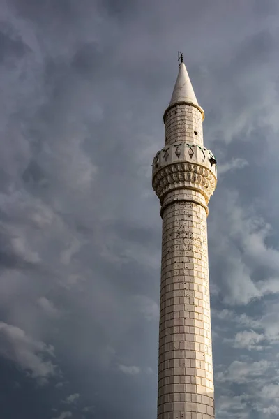嵐の雲に対してコンスタンツァ ルーマニア 舞村の白い塔と小さなモスク — ストック写真