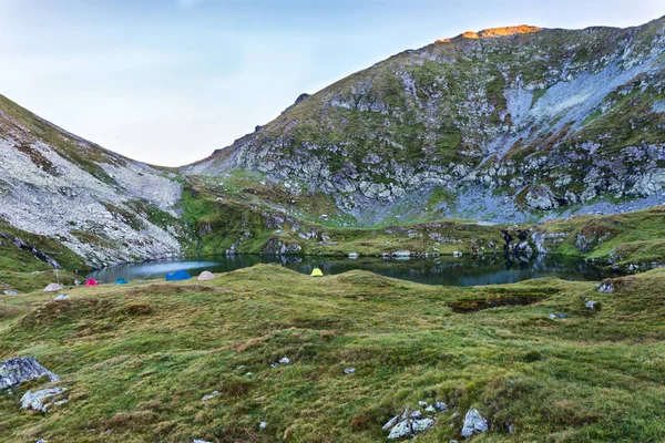 テントをハイキングの多くのルーマニアではフグラシ山でキャプラ — ストック写真