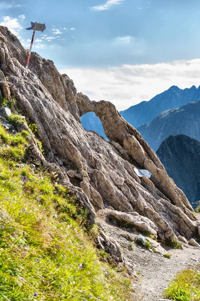 Erozja Naturalnych Skał Nazwie Smoki Lub Okna Zmeilor Górach Fragaras — Zdjęcie stockowe