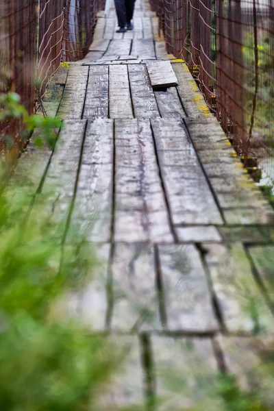 Hombre Cruzando Río Viejo Puente Peatonal Suspendido Condado Buzau Rumania — Foto de Stock