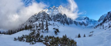 Bucegi Dağları görünümünden Malaiesti chalet bir kış gününde