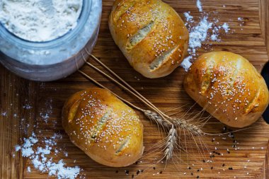 Sadece pişmiş Susam taneleri ile mini ev yapımı ekmek 