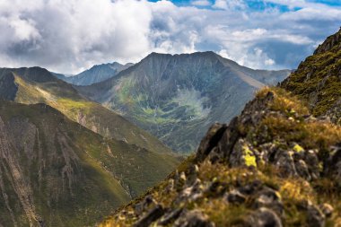 Fagaras dağlar manzara Vistea Mare tepe (solda) ve Moldoveanu tepe 2544 m (sağda), Romanya'da en yüksek tepe