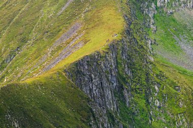 A anıt, iz üzerinde bir kişi ile Romanya Karpatlar, Fagaras Dağları