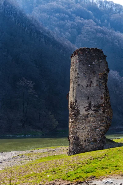 Torre rotta sul fiume Olt — Foto Stock