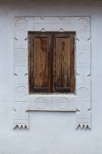 Romanian traditional window shutter — Stock Photo, Image