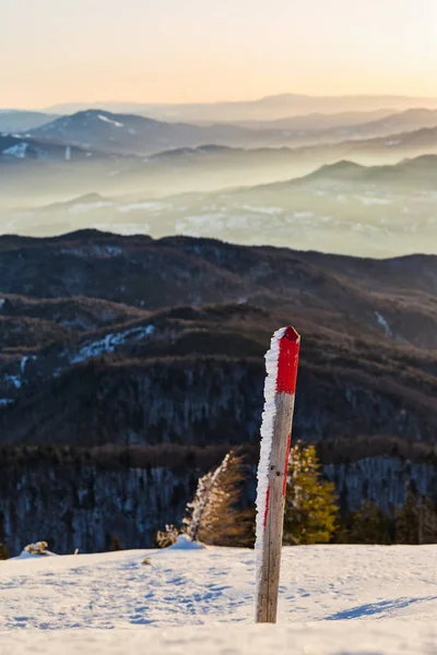 Dağın zirvesinde donmuş gösterge — Stok fotoğraf