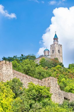 Bulgaristan 'ın turistik kenti Veliko Tarnovo' nun arkasında Çarevet kalesi bulunuyor