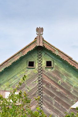 Tuna Deltası bölgesindeki geleneksel ön cephedeki güzel ahşap süsleme, fretwork tekniği kullanılarak