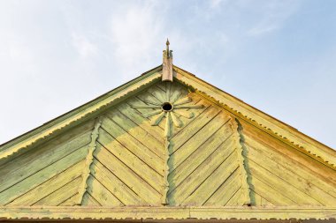 Tuna Deltası bölgesindeki geleneksel ön cephedeki güzel ahşap süsleme, fretwork tekniği kullanılarak