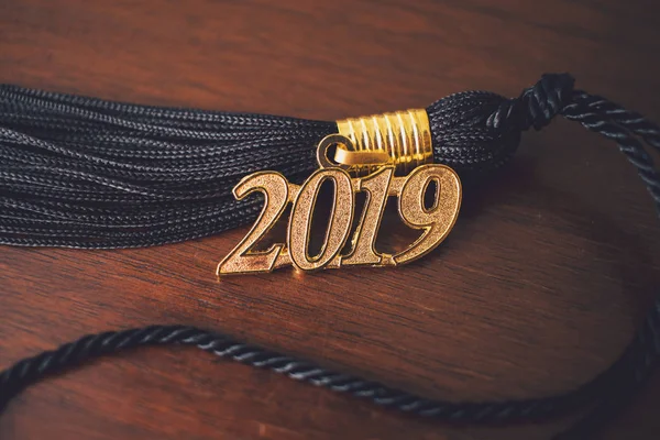 Eine Graduierungsquaste 2019 Auf Holz Hintergrund — Stockfoto