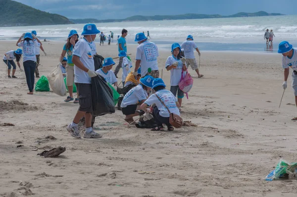 Районг Таиланд Сентября 2012 Люди Очищающие Побережье Международном Побережье Очистить — стоковое фото