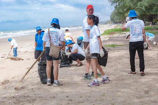 Rayong Thaiföld Szeptember 2012 Takarítás Tengerparton Nemzetközi Coast Tiszta Fel Stock Kép