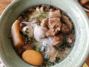 Tayland hotpot yumurta ile Kızarmış domuz erişte