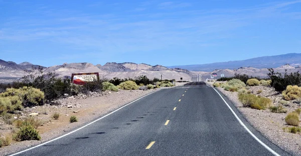 查看并驾车穿越加州死亡谷 — 图库照片