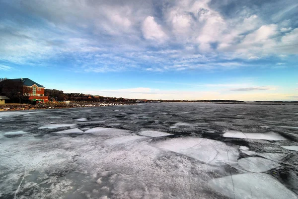 バーモント州バーリントンの凍ったシャンプレーン湖 ロイヤリティフリーのストック写真