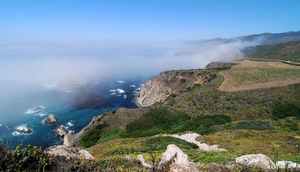 Mist Rollen Langs Big Sur Californië Kustlijn — Stockfoto