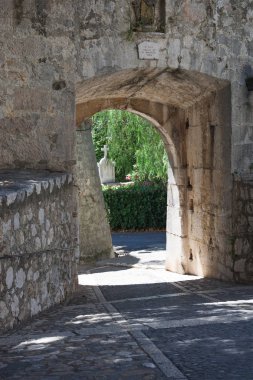 Saint-Paul-de-Vence'nin, Alpes-Maritimes bölümü, Fransız Rivierası, Temmuz 2017, kapı San Pol de Vence sanatçıların ortaçağ köyü Mezarlığı.