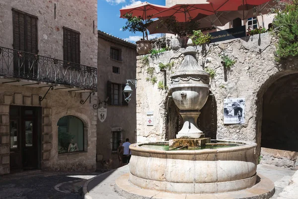 Saint-Paul-de-Vence'nin, Alpes-Maritimes bölümü, Fransız Rivierası, Temmuz 2017, yer de la Grande Fontaine - sanatçılar köyü ana yer.