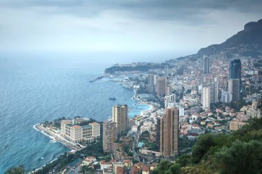 Montecarlo Monaco Prensliği havadan görünümü cityscape yağmurlu üzerinde. Gökdelenler, kıyı şeridi, bağlantı noktası ve eski şehir. Avrupa, Fransa, Azure sahil.