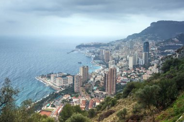Montecarlo Monaco Prensliği havadan görünümü cityscape yağmurlu üzerinde. Gökdelenler, kıyı şeridi, bağlantı noktası ve eski şehir. Avrupa, Fransa, Azure sahil. Monaco manzarası.