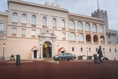 Monaco, 01/10/17, Prens'in Sarayı. Prensin sarayda tne resmi bir ikametgâh tahsisi Monaco cetvellerin Grimaldi famili üzerinden. Yan Meydanı'na görüş belgili tanımlık giriş ve koruma.
