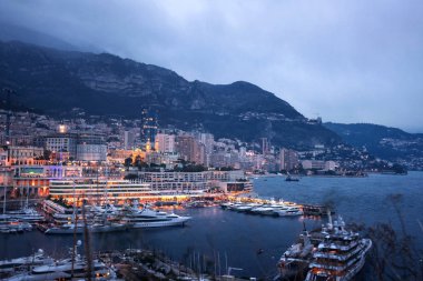Yanında deniz ile ilgili, riviera, Monako Monte Carlo gece cityscape. Yat ve tekne ile deniz Monte Carlo. Akşam kenti.
