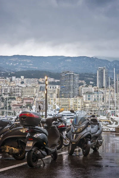  Monaco, Monako-Carlo Herkül port 01/10/17: Herkül bağlantı noktası yakınındaki motosikletler için otopark. Yağmurlu şehir bağlantı noktası Monte-Carlo üzerinden görüntüsü.