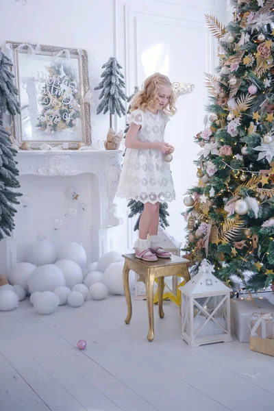 Crianças Espera Ano Novo Natal Menina Bonito Decorar Árvore Natal — Fotografia de Stock