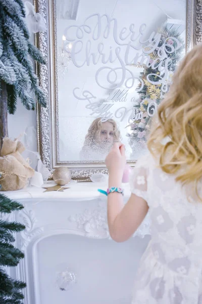 Çocuklar Noel ve yeni yıl için bekliyor. Sevimli küçük kız evde baubles tarafından Noel ağacı süsleme. 