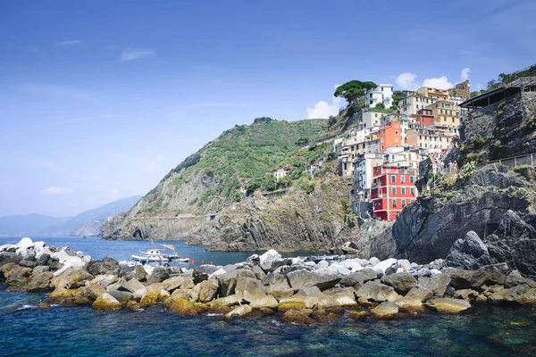 Riomaggire, İtalya, La Specia Eyaleti, Liguria Regione, 08 Ağustos, 2018: Riomaggiore alanında Cinque Terre'nin sahil şeridi boyunca renkli evleri görünümü.