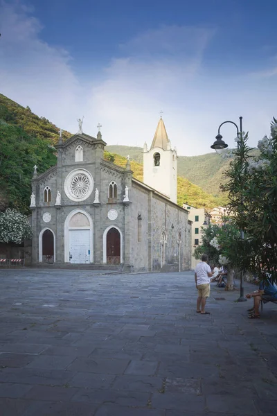 Riomaggiore, Cinque Terre, İtalya, 06 Ağustos 2018 yılında San Giovanni Battista Kilisesi: Meydanı önünde Kilisesi, Aziz Giovanni Battista