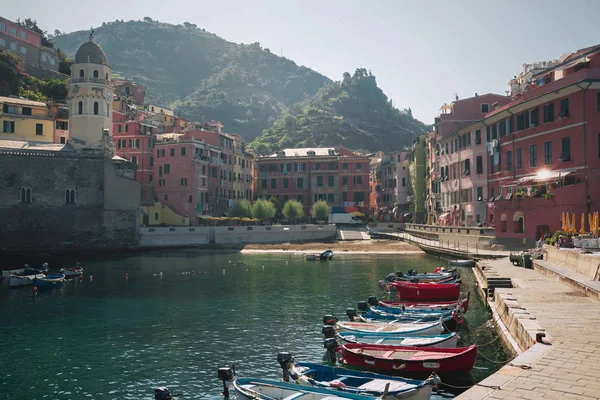 Vernazza, İtalya, La Specia Eyaleti, Liguria Regione, 08 Ağustos, 2018: görünümü Vernazza alanında Cinque Terre'nin sahil şeridi boyunca renkli evleri '.
