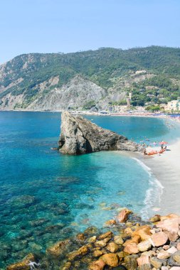 Monterosso al Mare Beach, Panorama yaz sezonu, kıyı köy ve resort Cinque Terre, Liguria, İtalya. 