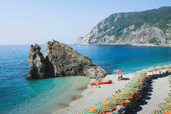 Monterosso al Mare Beach, Panorama yaz sezonu, kıyı köy ve resort Cinque Terre, Liguria, İtalya. 