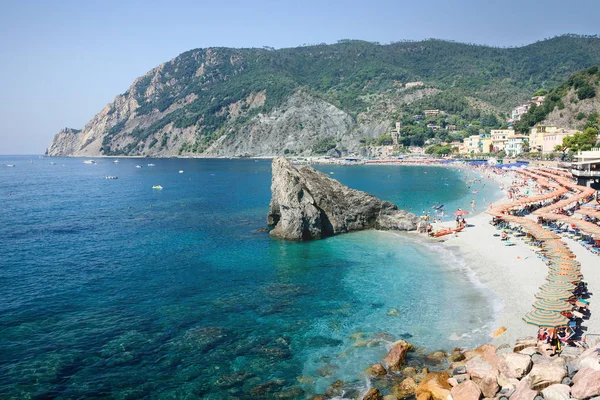 Monterosso al Mare Beach, Panorama yaz sezonu, kıyı köy ve resort Cinque Terre, Liguria, İtalya. 