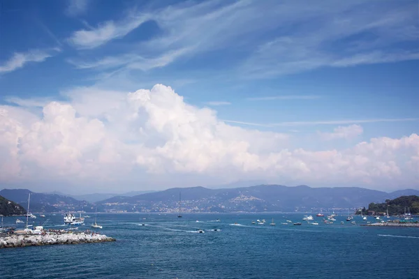 La Spezia Porto Venere, Liguria, İtalya, Avrupa'nın görünümü. Akdeniz'in deniz manzarası. Bulutlu gökyüzü arka plan.