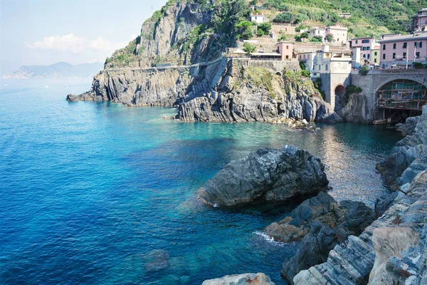 Üstten Görünüm çarpıcı renk deniz, dağlar ve Riomaggiore tren istasyonu. Cinque Terre'nin sahil Riomaggiore. İtalya Milli Parkı.