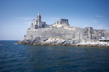 Porto Venere, la Spezia, Liguria, İtalya, Europe: 08 Ağustos 2018. Vasıl belgili tanımlık son açık denize bakan kayalık yamaçta San Pietro Kilisesi.