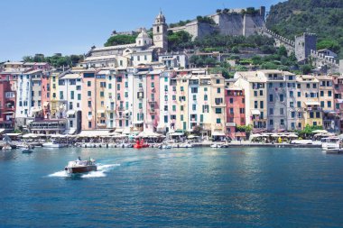 Liman Portovenere, Spezia, İtalya, Liguria: 08 Ağustos 2018. Portovenere renkli evleri ile liman manzara.
