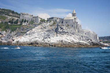 Porto Venere, la Spezia, Liguria, İtalya, Europe: 08 Ağustos 2018.San vasıl belgili tanımlık son açık denize bakan kayalık yamaçta Pietro Kilisesi.