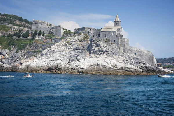 Porto Venere, la Spezia, Liguria, Olaszország, Európa: 08 augusztus 2018.San Pietro templom egy sziklás lejtőn a végén, a nyílt tengerre néző. — Stock Fotó