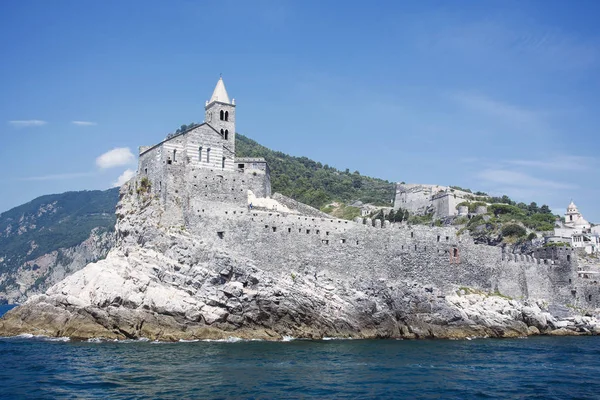 Porto Venere, la Spezia, Liguria, İtalya, Europe: 08 Ağustos 2018.San vasıl belgili tanımlık son açık denize bakan kayalık yamaçta Pietro Kilisesi.