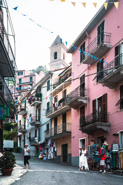 Manarola, İtalya, La Spezia eyaletinin, Liguria Regione, 07 Ağustos, 2018: insanlar, Manarola fhishing Köyü sokaklarda turist. 