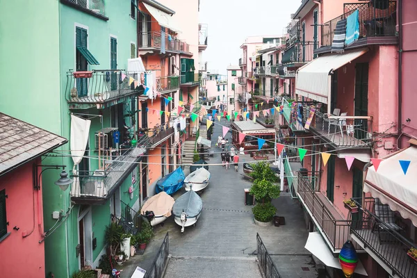 Manarola, İtalya, La Spezia eyaletinin, Liguria Regione, 07 Ağustos, 2018: evleri fhishing Köyü Manarola sokakların renkli. 