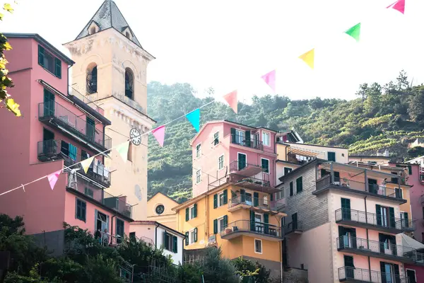 Manarola, İtalya, La Spezia eyaletinin, Liguria Regione, 07 Ağustos, 2018: evleri fhishing Köyü Manarola sokakların renkli. 