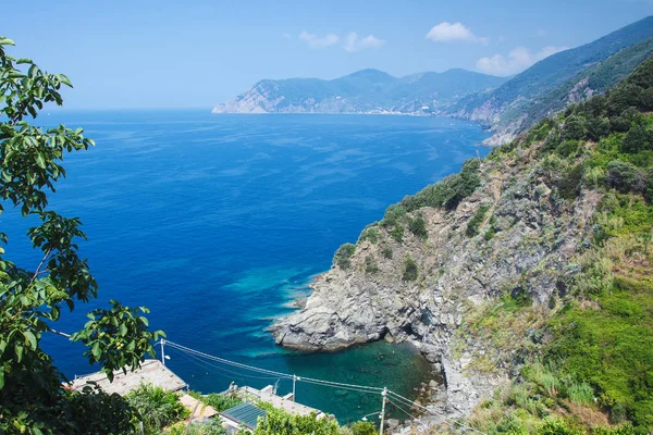 Vista superior da deslumbrante cor do mar, litoral e montanha.Vista da costa de Corniglia Cinque Terre. Parque Nacional da Itália . — Fotografia de Stock